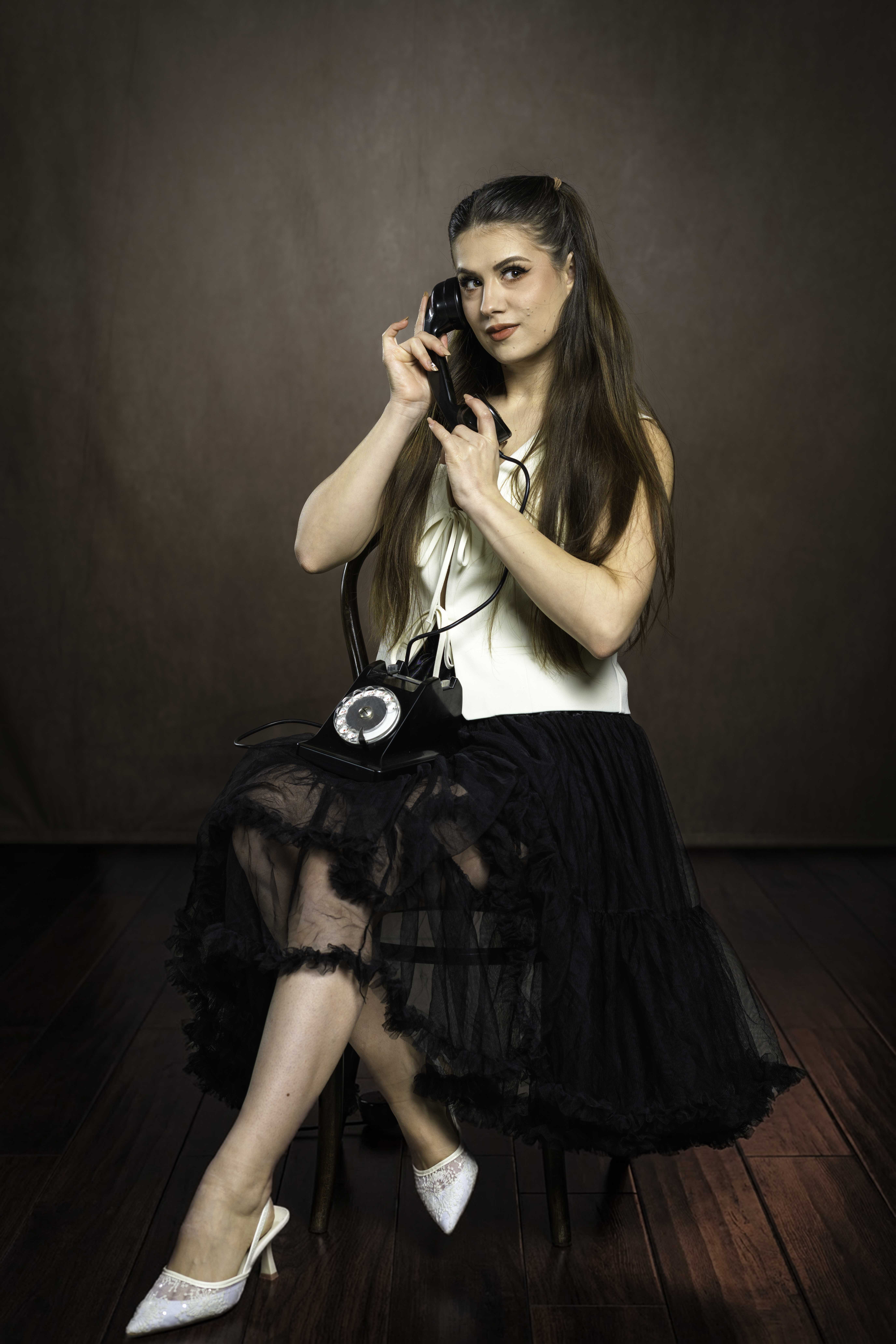 Portrait artistique femme avec téléphone vintage en studio photo à Annemasse