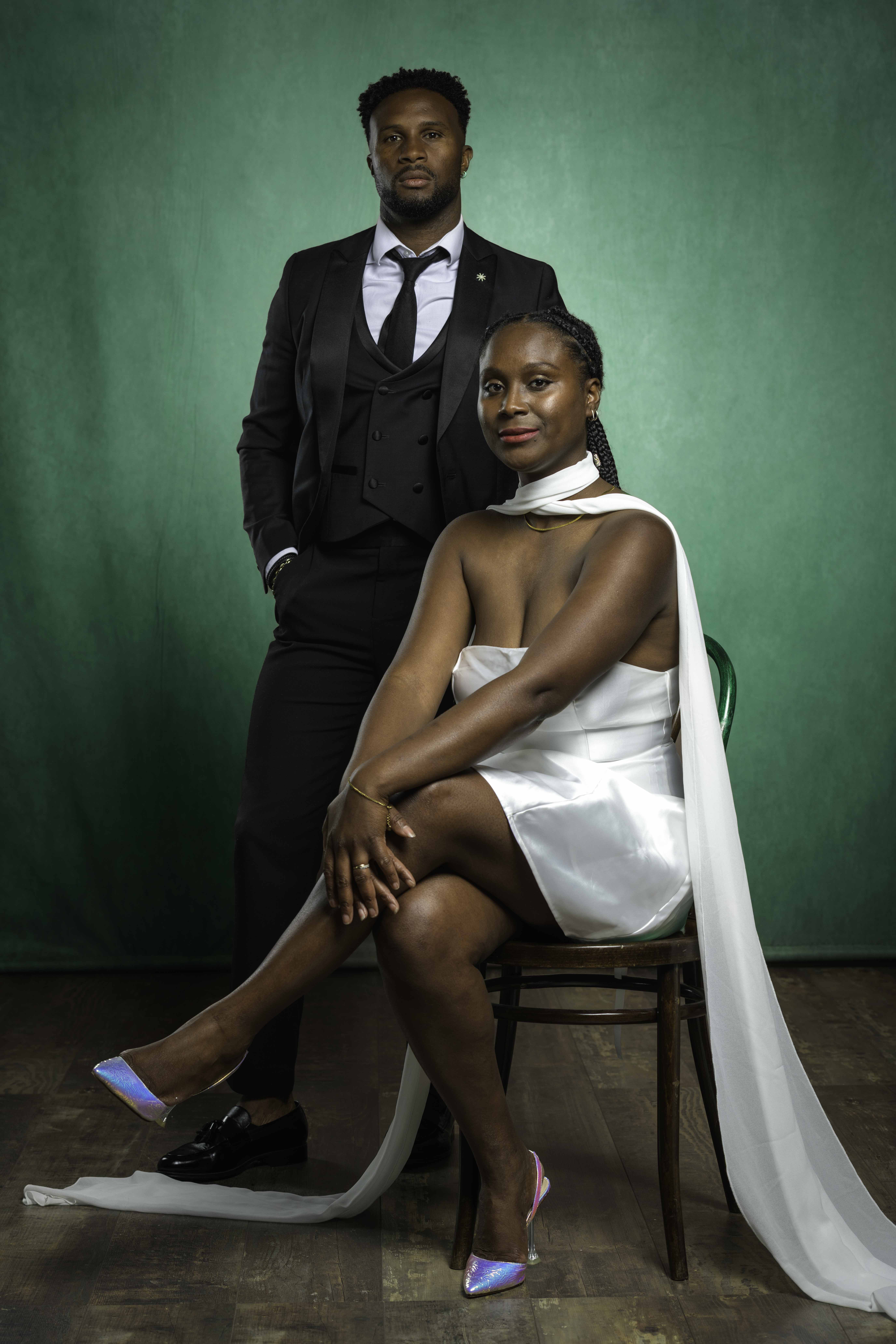 Couple élégant posant en studio avec ambiance mode et mariage à Annemasse.