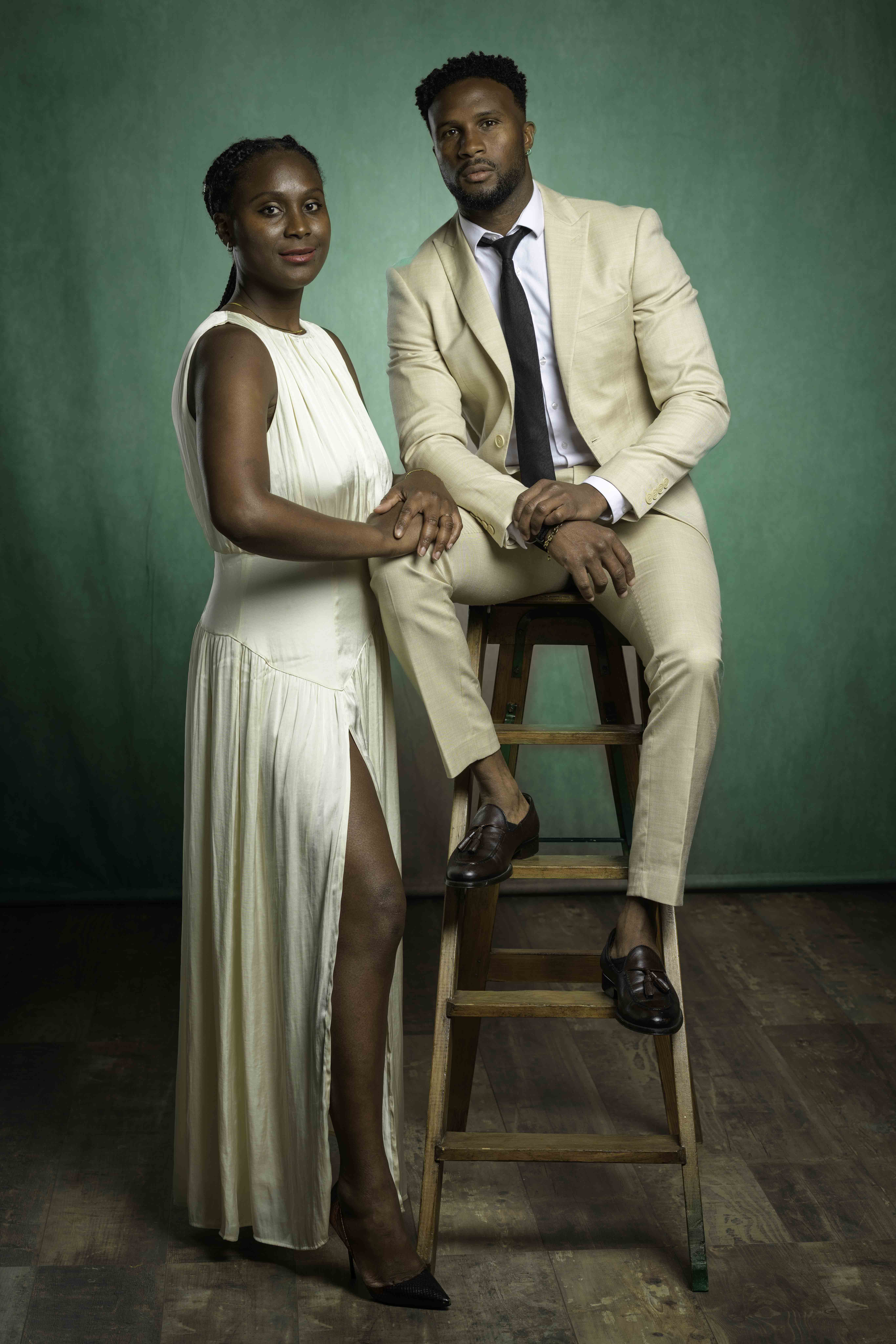 Couple élégant dans un studio photo avec ambiance éditoriale et pose sophistiquée.