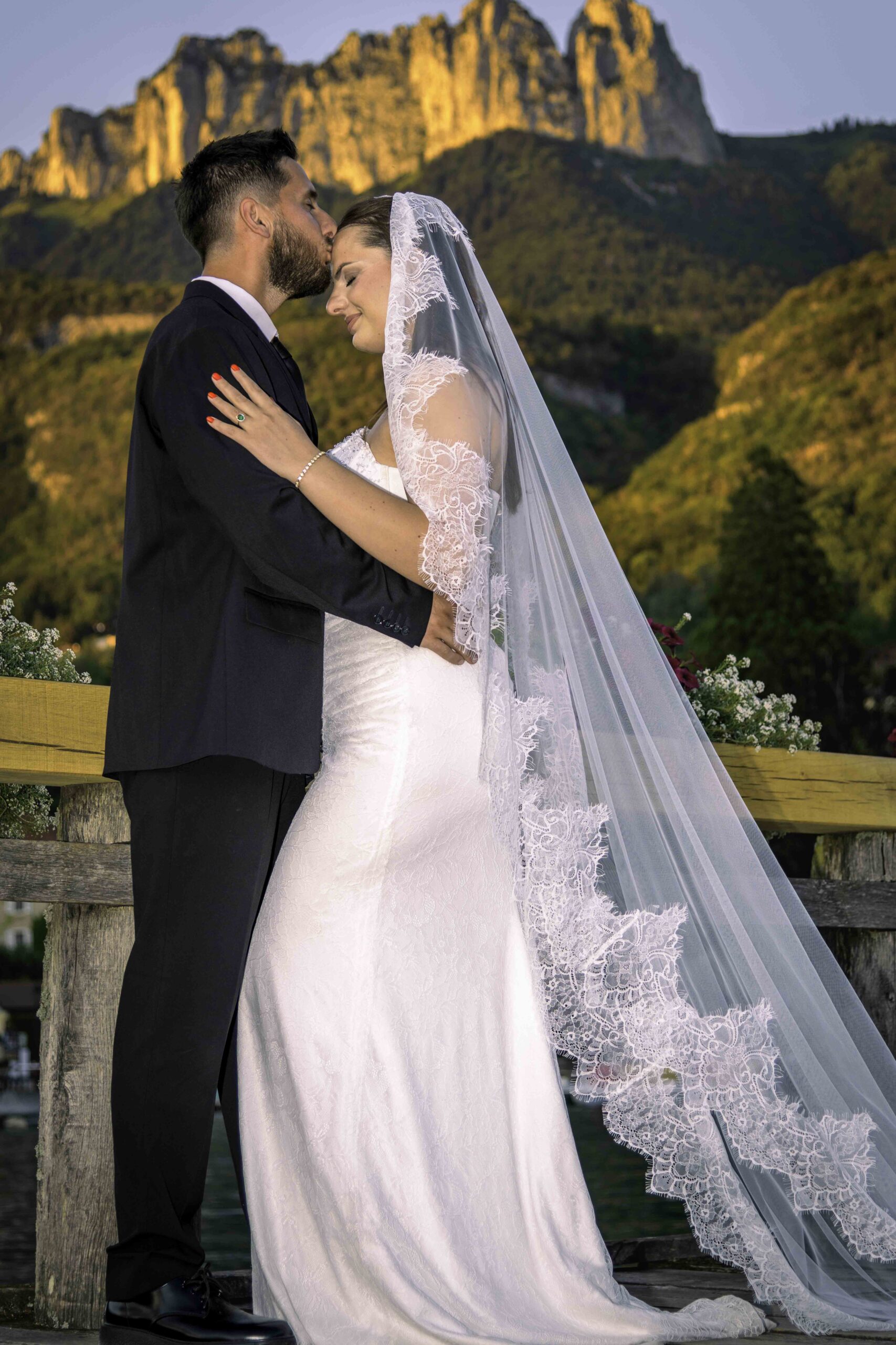 Couple de mariés devant les montagnes du lac d'Annecy