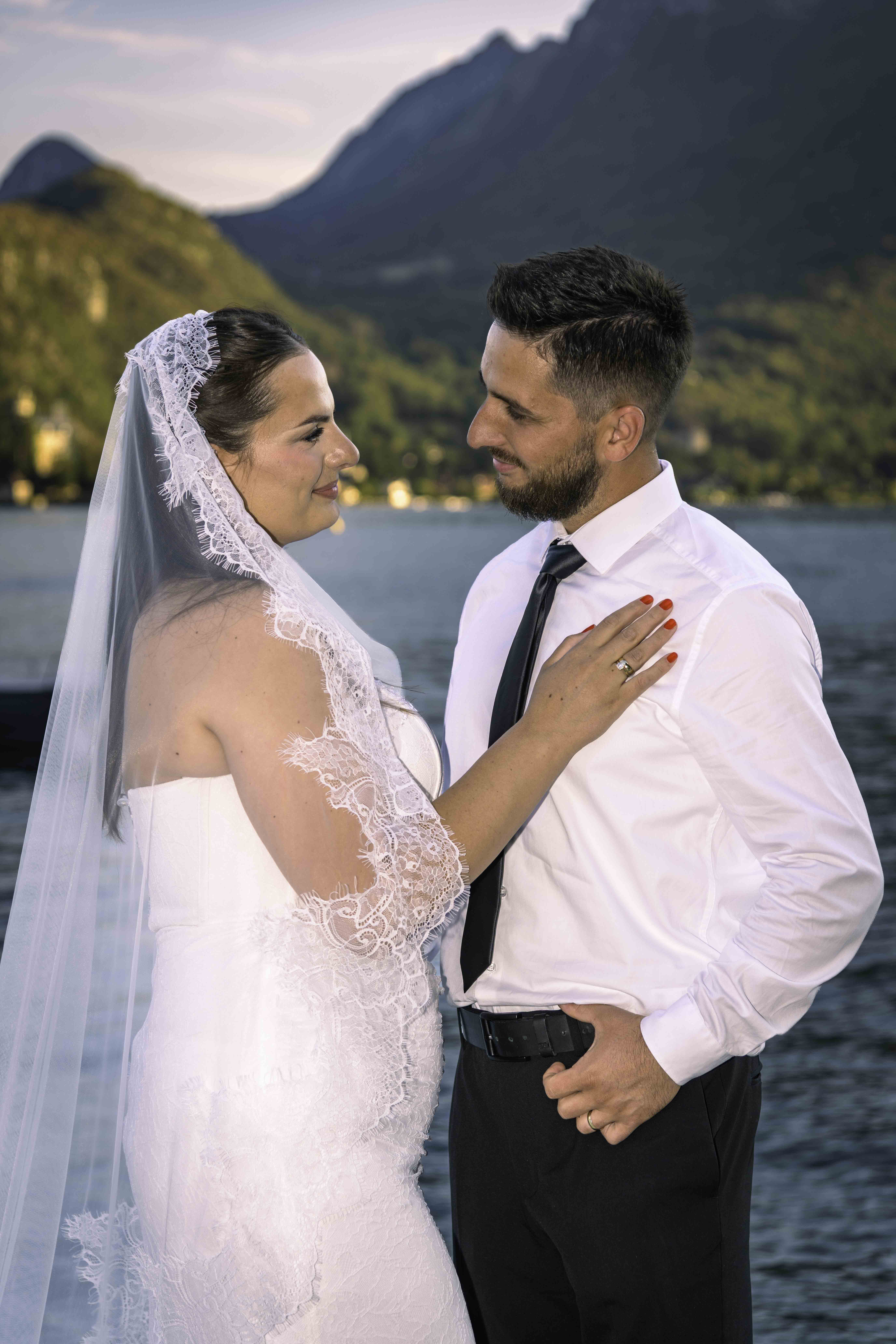 Les mariés se regardent avec tendresse pendant leur séance photo